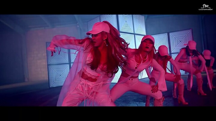 소녀시대 효연의 아리아나 그란데 무대 의상과 헤어 스타일 표절 의혹 | 인스티즈