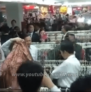 옷 골라주는 문재인 대통령.gif | 인스티즈