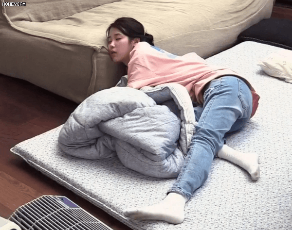 [효리네민박] 자다 일어난 아이유.gif | 인스티즈