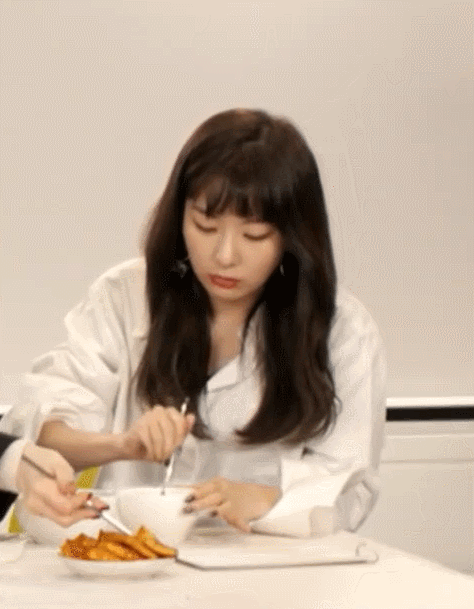 브이앱 방송에서 엄청 잘먹는 슬기.gif | 인스티즈