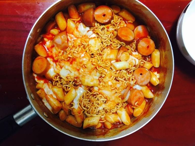 [마크정식] 스파게티 컵라면 + 편의점 떡볶이 + 치즈 + 소세지의 조합... 마크정식.jpg | 인스티즈