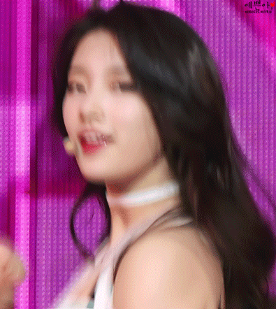 코디의 실수로 옷끈이 풀어진 방송사고를 수습하는 20살 수지 | 인스티즈