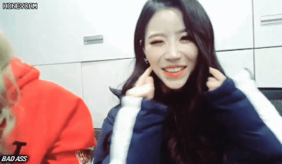 서로의 애교를 보는 러블리즈 지수와 미주의 표정.gif | 인스티즈