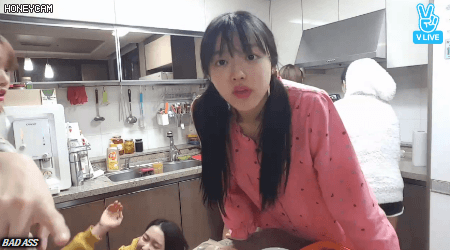 오마이걸 멤버들 서로간의 장난 클래스.gif | 인스티즈