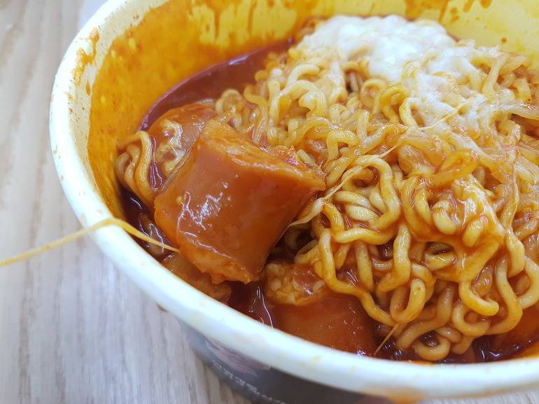 [마크정식] 스파게티 컵라면 + 편의점 떡볶이 + 치즈 + 소세지의 조합... 마크정식.jpg | 인스티즈