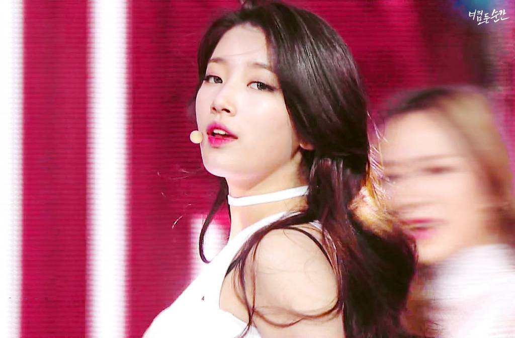 코디의 실수로 옷끈이 풀어진 방송사고를 수습하는 20살 수지 | 인스티즈