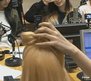 사나 뒷통수 만지는 나연.gif | 인스티즈