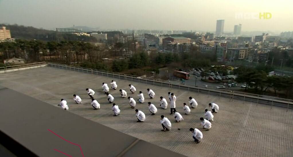 의사들 옥상에서 단체기합.jpg | 인스티즈