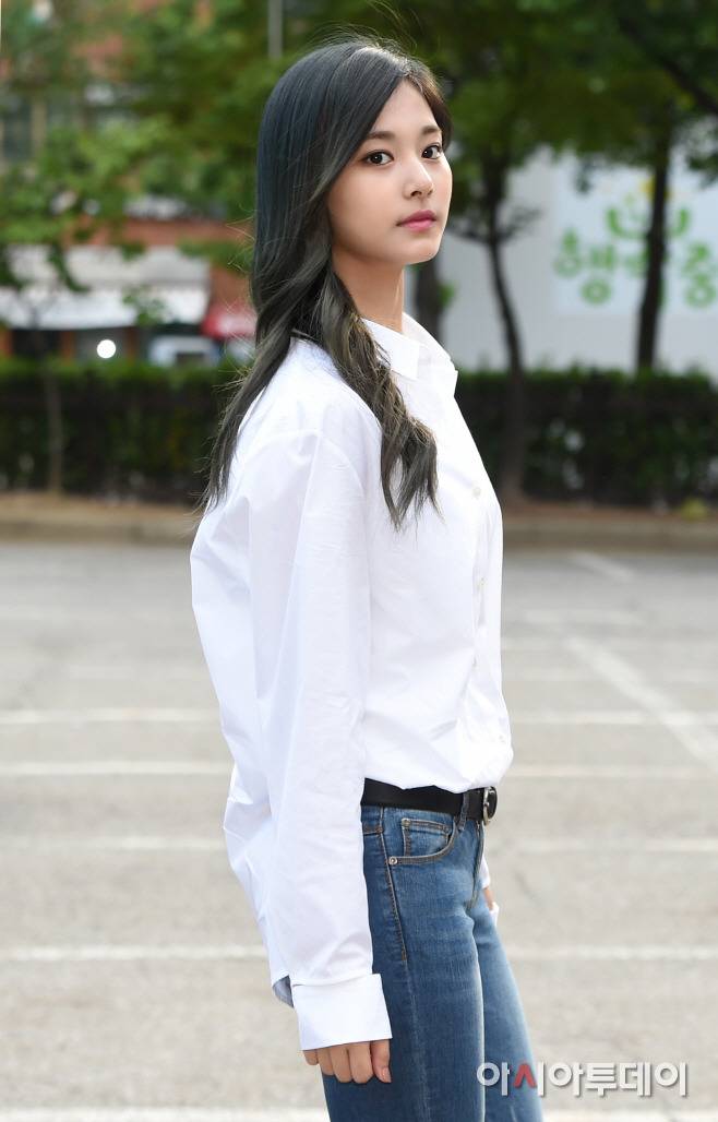 흰 셔츠 입고 출근한 쯔위.jpgif | 인스티즈