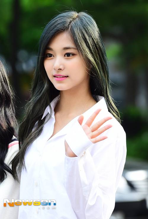 흰 셔츠 입고 출근한 쯔위.jpgif | 인스티즈