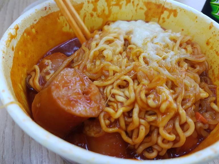 [마크정식] 스파게티 컵라면 + 편의점 떡볶이 + 치즈 + 소세지의 조합... 마크정식.jpg | 인스티즈