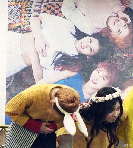 겨드랑이 집중 공략당하는 사나.gif | 인스티즈