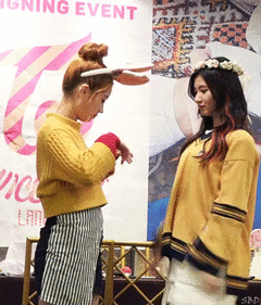 겨드랑이 집중 공략당하는 사나.gif | 인스티즈