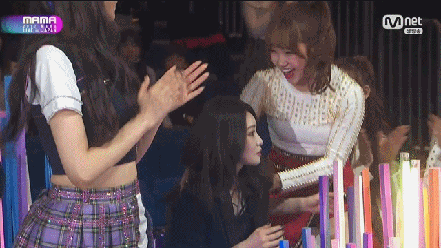 MAMA 청하 수상 축하 해주는 유정,도연,결경.gif | 인스티즈