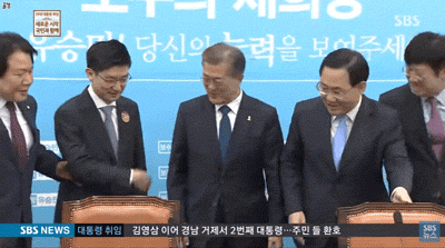 의자 넣는 대통령.gif | 인스티즈