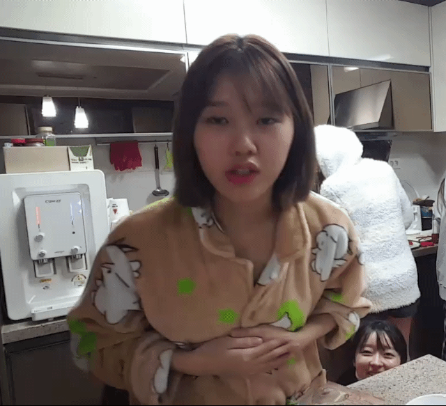 오마이걸 멤버들 서로간의 장난 클래스.gif | 인스티즈