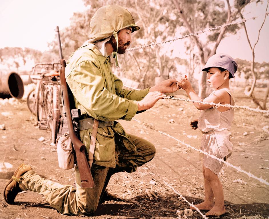 아이에게 사탕을 주는 군인.jpg | 인스티즈