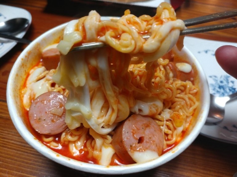 [마크정식] 스파게티 컵라면 + 편의점 떡볶이 + 치즈 + 소세지의 조합... 마크정식.jpg | 인스티즈