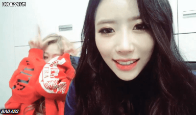 서로의 애교를 보는 러블리즈 지수와 미주의 표정.gif | 인스티즈