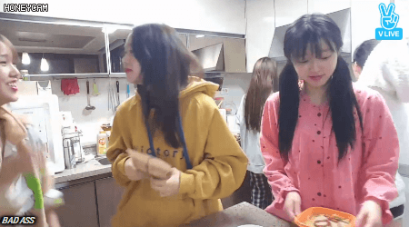 오마이걸 멤버들 서로간의 장난 클래스.gif | 인스티즈