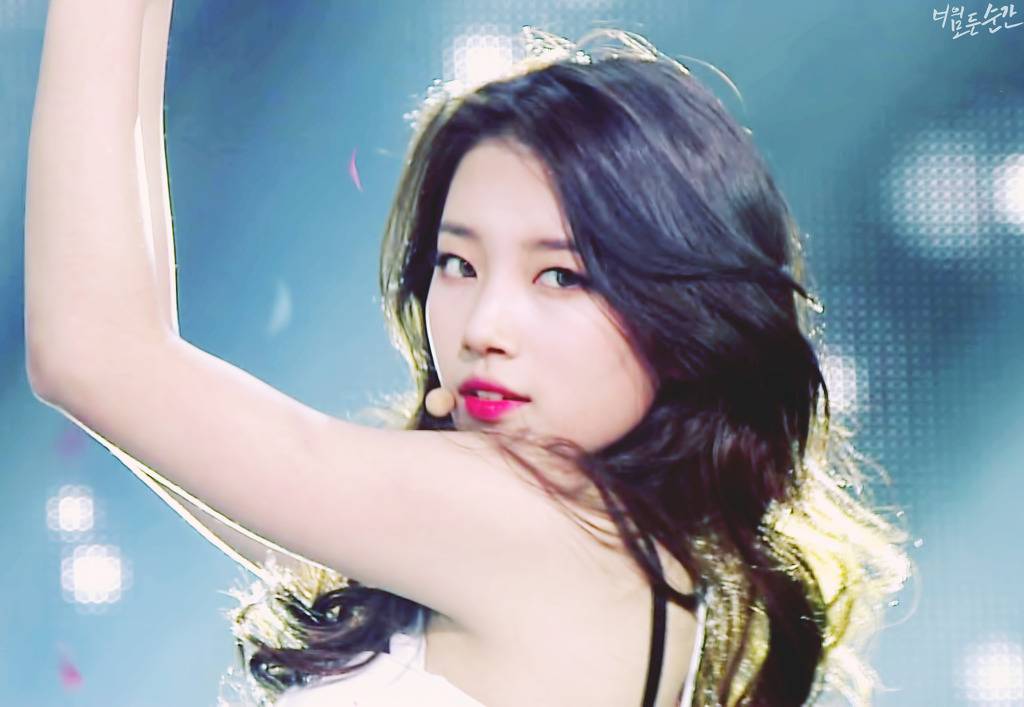 코디의 실수로 옷끈이 풀어진 방송사고를 수습하는 20살 수지 | 인스티즈