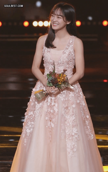 신인상 받은 김세정.gif | 인스티즈