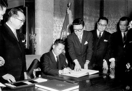 베트남 민간인 학살은 안된 일이지만 어쩔 수 없었어 강대국 미국이 파병하랬는데 어떻게 거절했겠어 그리고 공식사과도 했어ㅠㅠ(feat.박정희) | 인스티즈