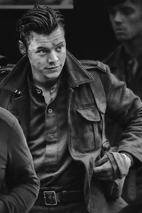 덩케르크 보고 치였는데 스크린 내리다보면 3초 탈덕 가능해지는 사람 | 인스티즈