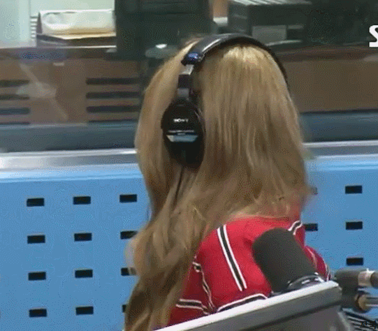 라디오 중 섹시한 매력을 보여주는 여자친구 은하와 엄지.gif | 인스티즈