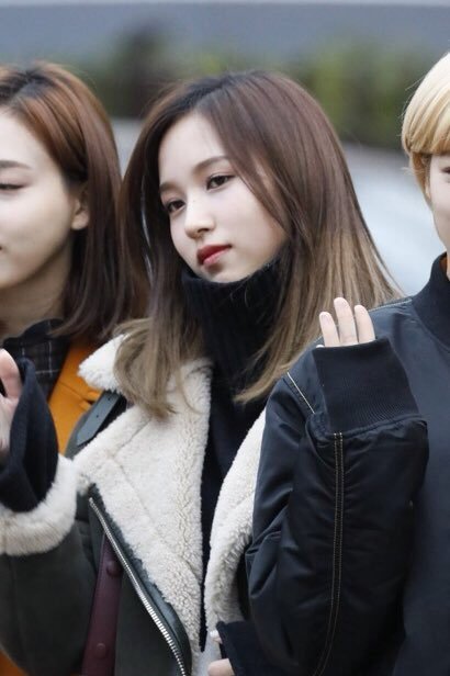 [트와이스] 목폴라와 무스탕을 입은 미나 | 인스티즈