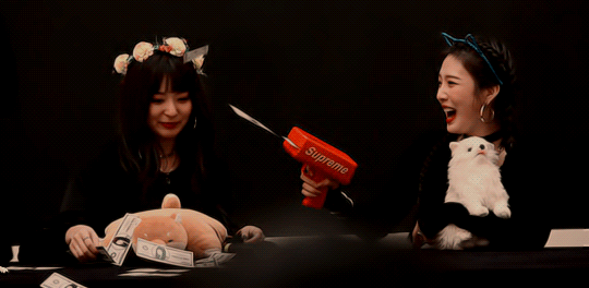 슬기에게 돈뿌리는 조이.gif | 인스티즈