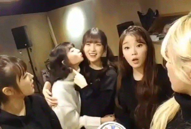 비니에게 뽀뽀하는 아린.gif | 인스티즈