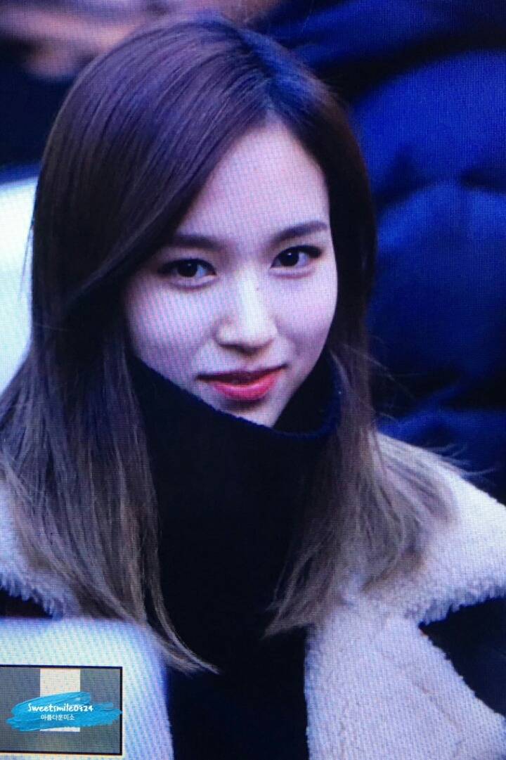 [트와이스] 목폴라와 무스탕을 입은 미나 | 인스티즈