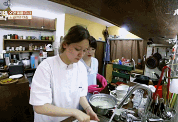 [효리네민박] 설거지 사수하는 아이유. jpgif | 인스티즈