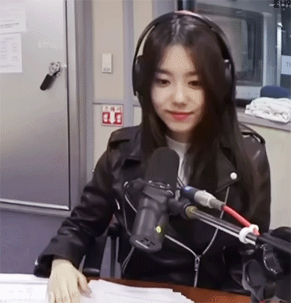 거수경례 하는 소혜.gif | 인스티즈