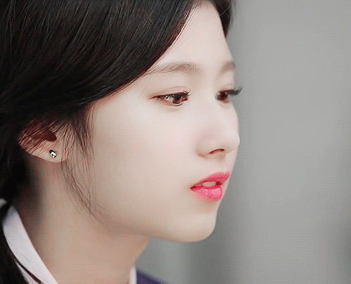 화장붓이 간지러운 트와이스 사나.gif | 인스티즈