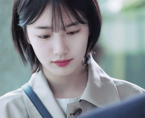 [당잠사] 연고 발라주는 수지.gif | 인스티즈