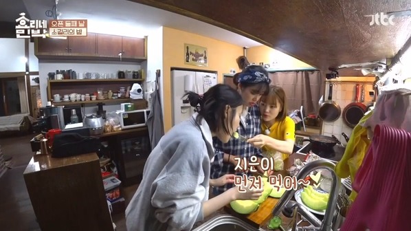 [효리네민박] 동갑내기 친구들을 만난 아이유 .jpg | 인스티즈