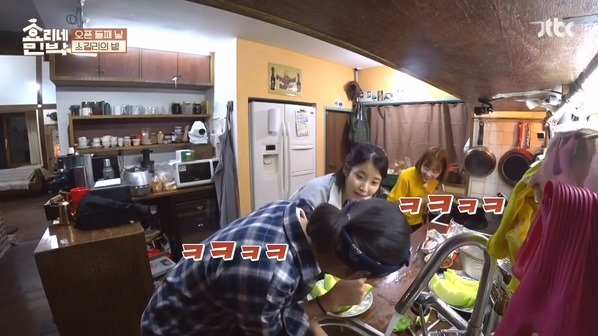 [효리네민박] 동갑내기 친구들을 만난 아이유 .jpg | 인스티즈