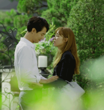 사람 설레게 대본에 없는 행동 시전하시는 조인성.gif (설렘주의) | 인스티즈