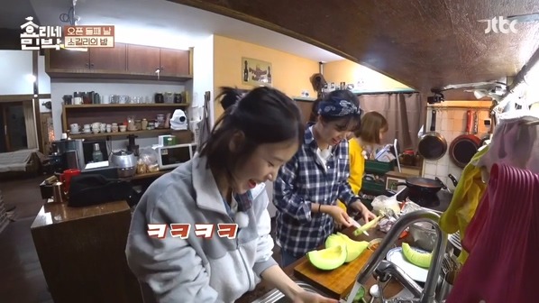 [효리네민박] 동갑내기 친구들을 만난 아이유 .jpg | 인스티즈