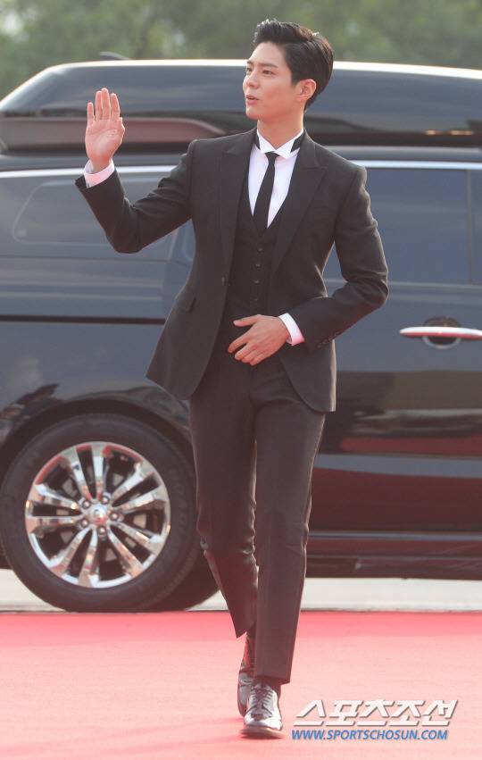 오늘자 쓰리피스 수트 입은 박보검.jpg | 인스티즈