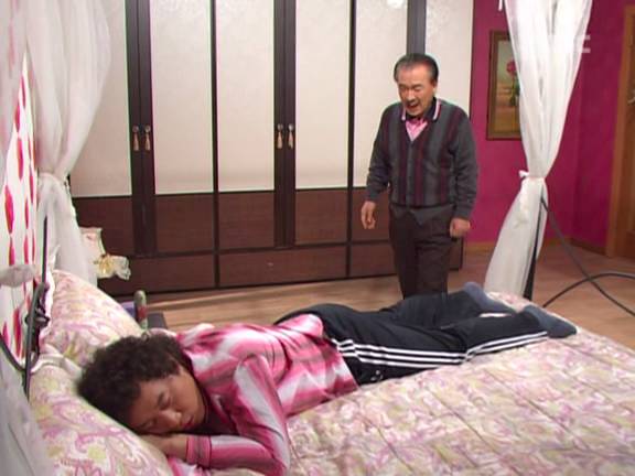 [거침없이하이킥] 순재에게 똥침당한 효자 준하.jpg | 인스티즈