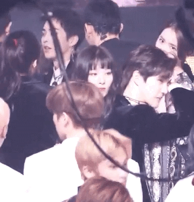 슬기 안아주는 윤아 .gif | 인스티즈