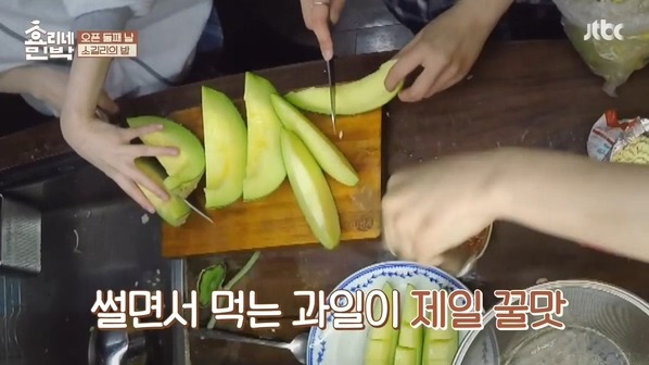 [효리네민박] 동갑내기 친구들을 만난 아이유 .jpg | 인스티즈