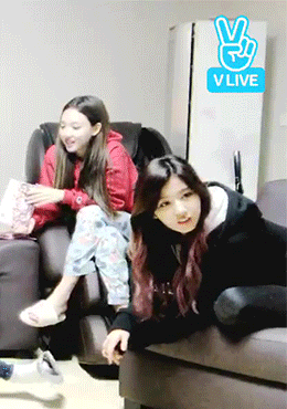 발에 쥐난 트와이스 사나.gif | 인스티즈