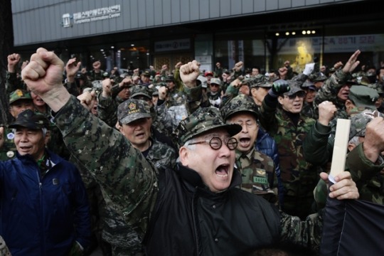 베트남 민간인 학살은 안된 일이지만 어쩔 수 없었어 강대국 미국이 파병하랬는데 어떻게 거절했겠어 그리고 공식사과도 했어ㅠㅠ(feat.박정희) | 인스티즈