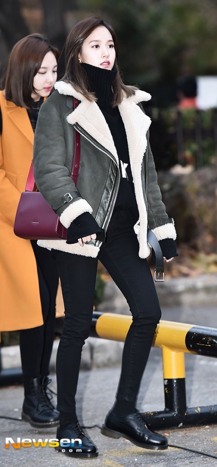 [트와이스] 목폴라와 무스탕을 입은 미나 | 인스티즈