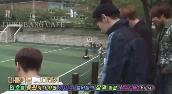 실제로 배우들이 촬영장에서 흔히 볼 수 있는 광경.gif | 인스티즈