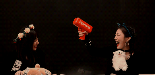 슬기에게 돈뿌리는 조이.gif | 인스티즈